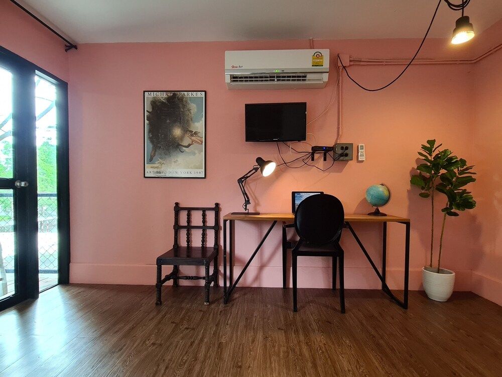 undefined Hand Hotel 7