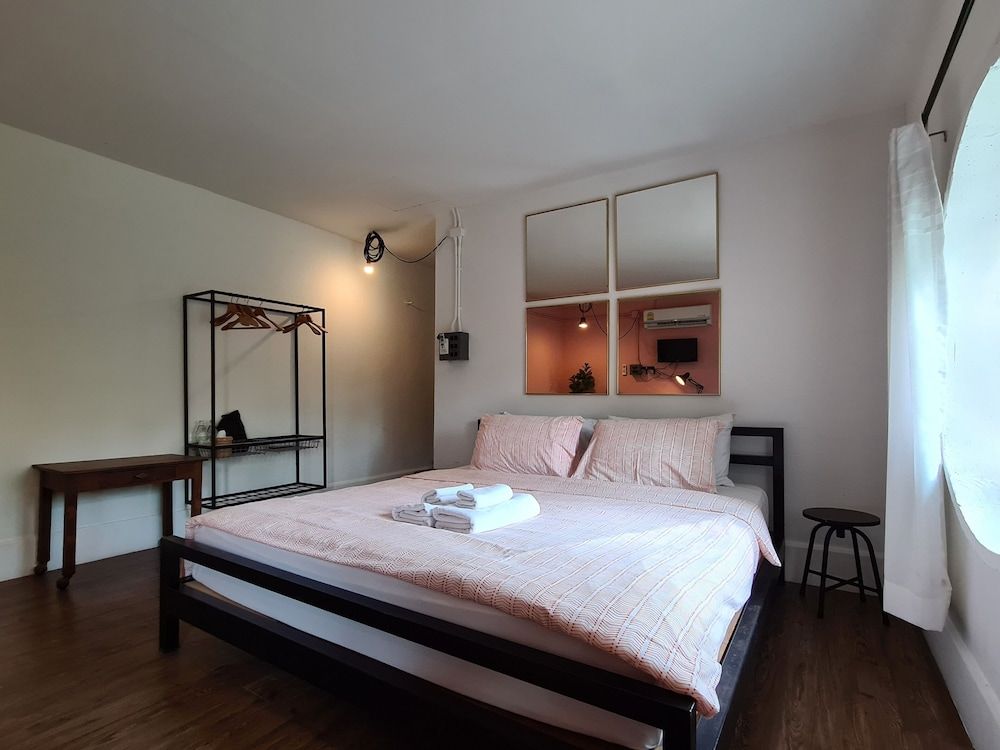 undefined Hand Hotel 6