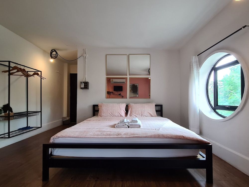 undefined Hand Hotel 5