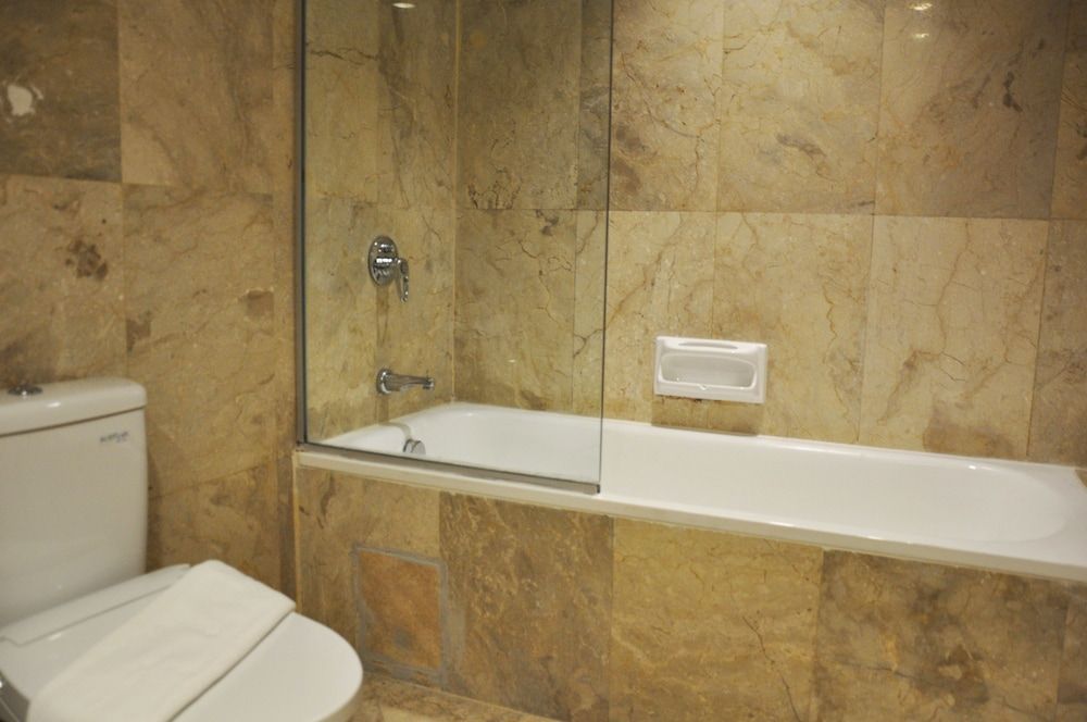 Deep soaking bathtub