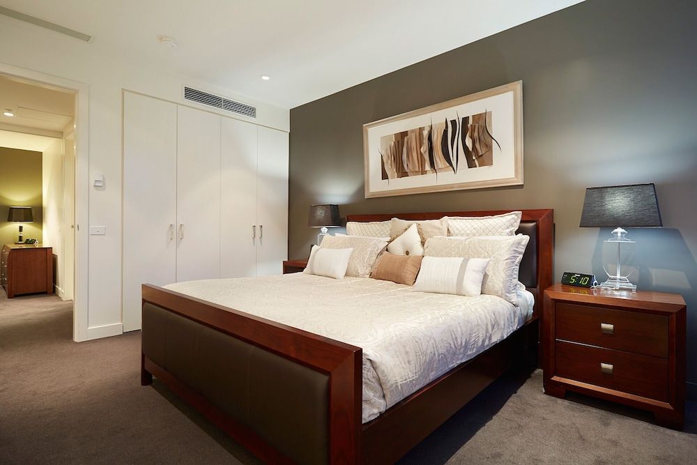2 Bedroom - 1 Bathroom Midrise, King +Double bed