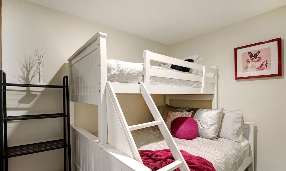 2 Bedroom - 1 Bathroom Midrise, King +Double bed