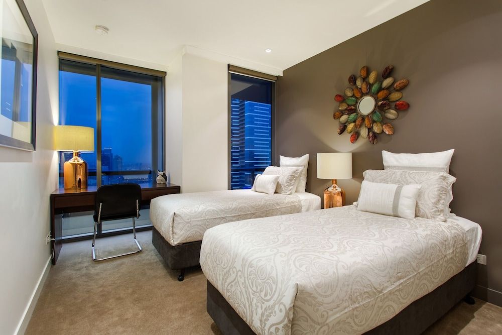 2 Bedroom - 2 Bathroom Mid Level with Balcony