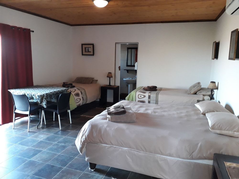 Onduri Lodge - In Okaukuejo Classic Quadruple Room, Multiple Beds, Valley View 3