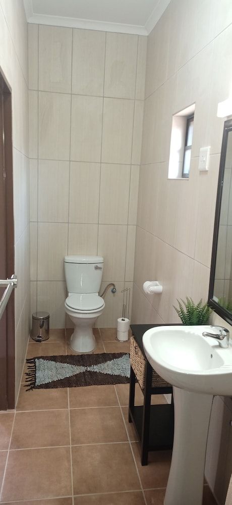 Onduri Lodge - In Okaukuejo Standard Triple Room 5