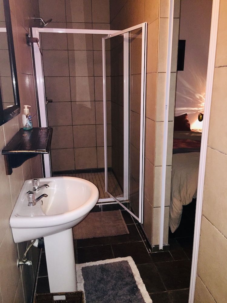 Onduri Lodge - In Okaukuejo Standard Triple Room 4