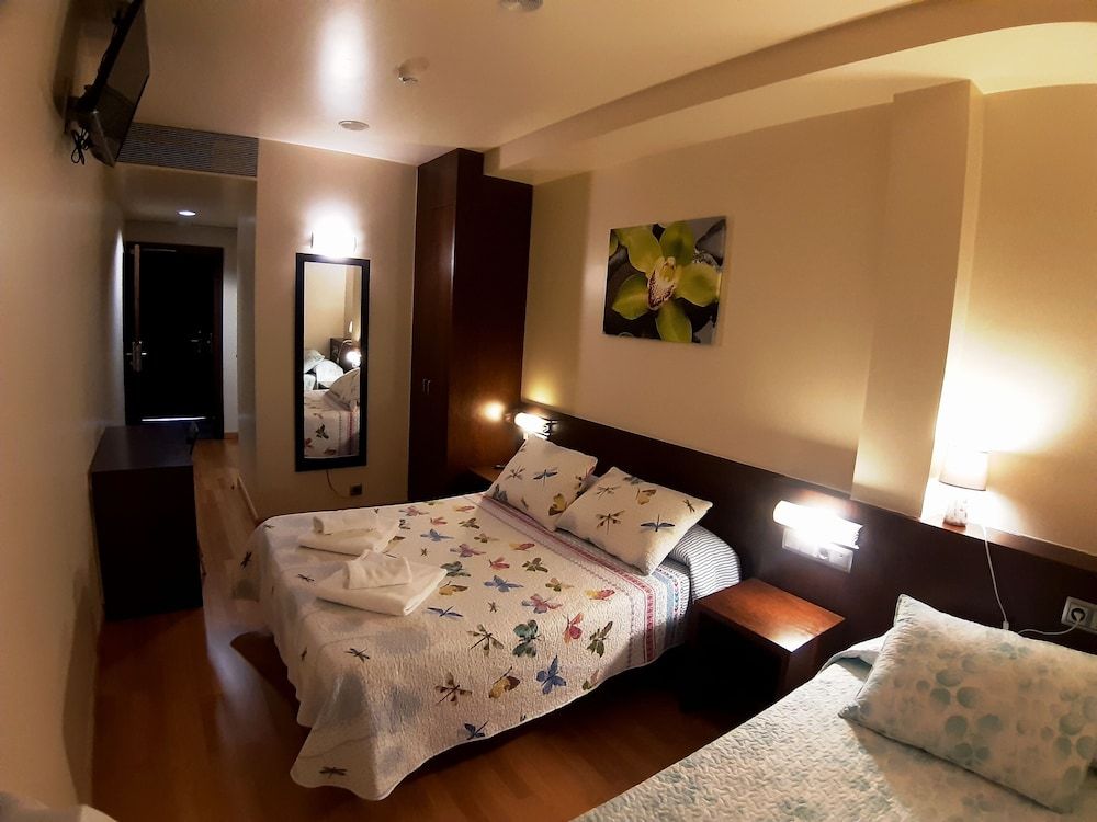 Hostal Nirvana Triple Room (Adapted room) 2