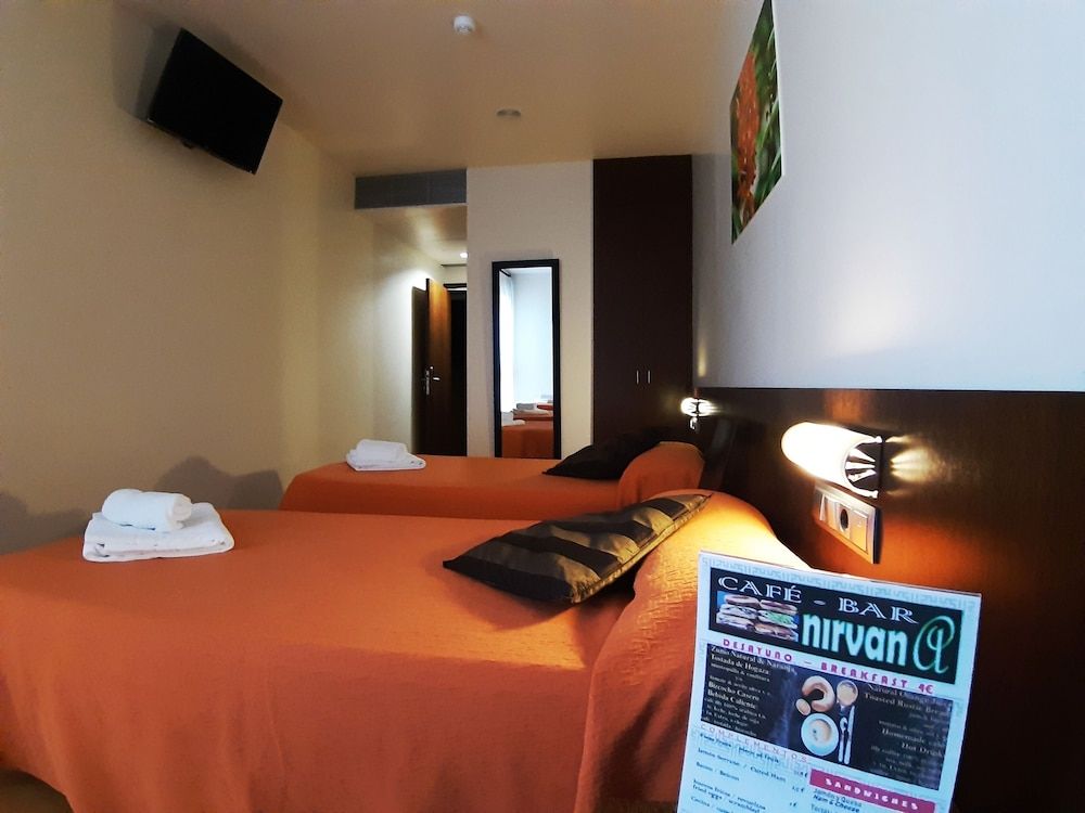 Hostal Nirvana Triple Room