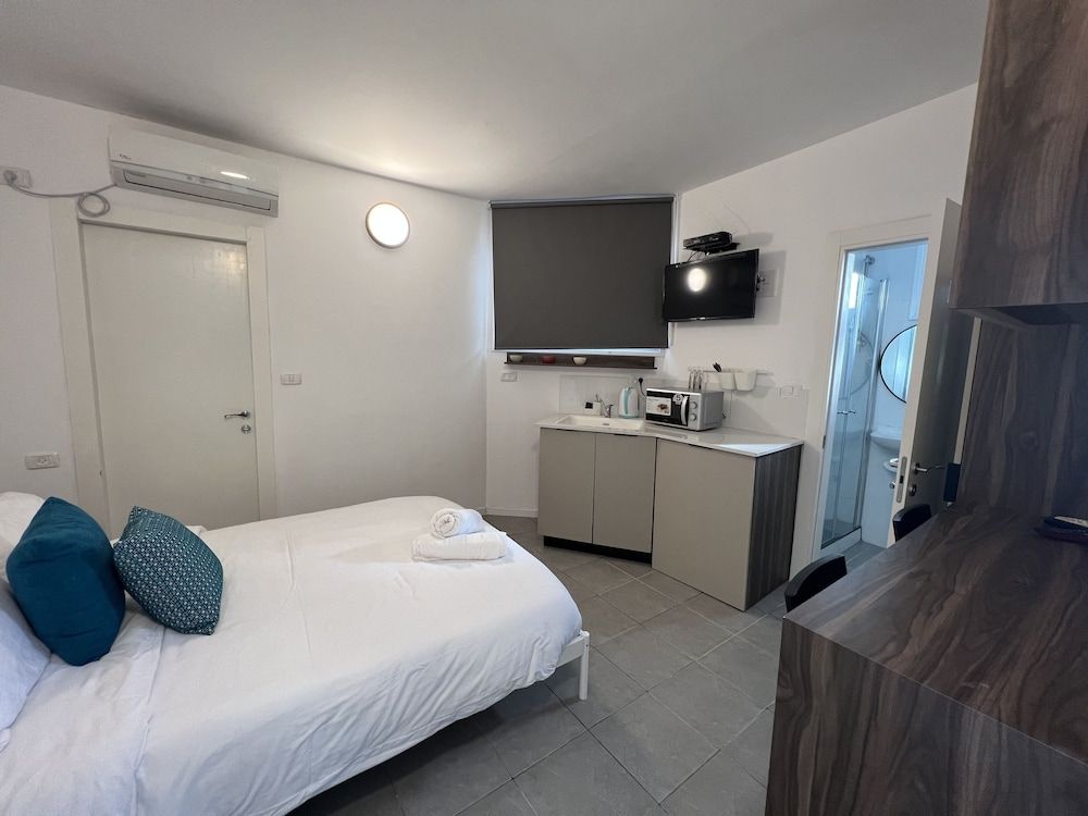 City Studio, Balcony (Unit 4)