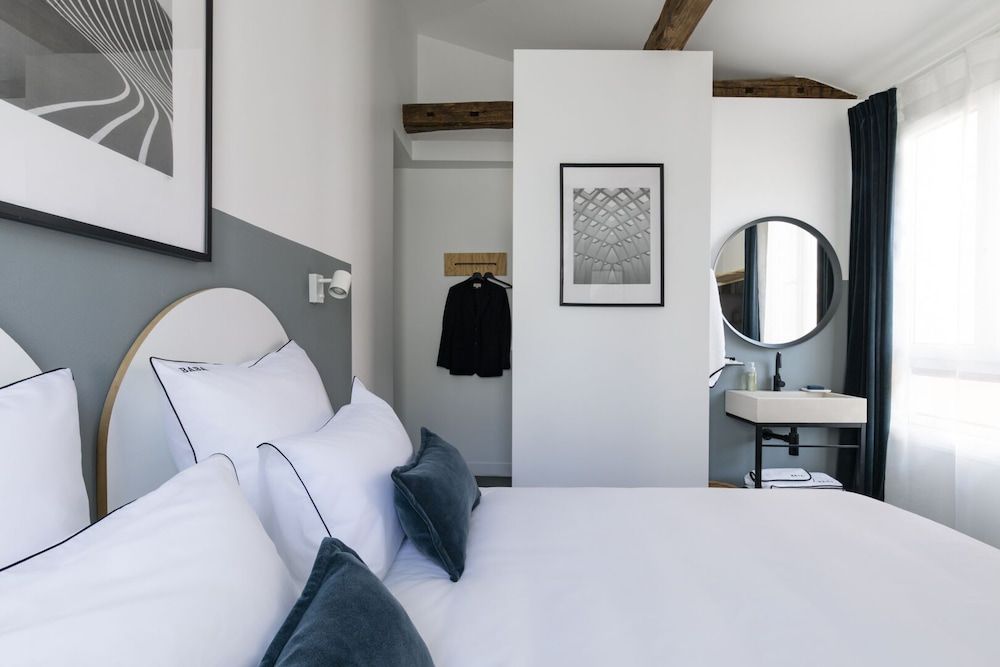 Baba Hotel Economy Double Room, Ensuite, City View 3