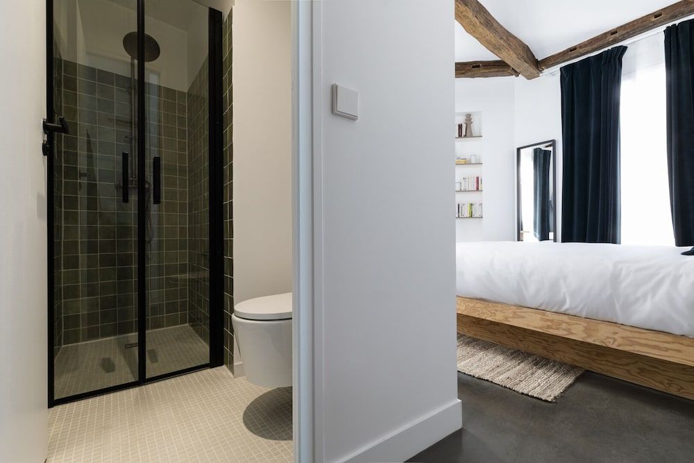 Baba Hotel Economy Double Room, Ensuite, City View 6