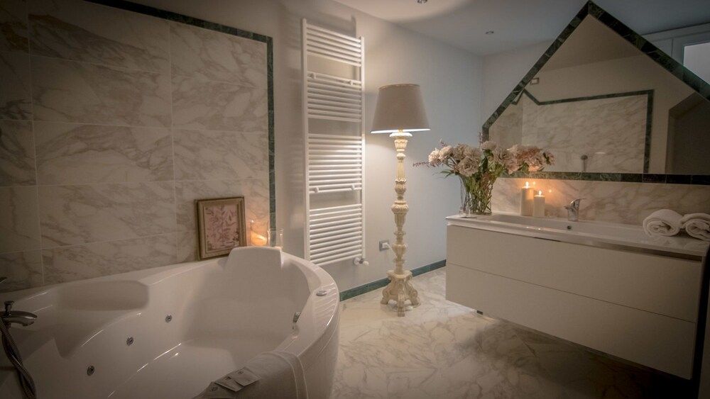 Breathtaking 4BD Apt 5min Walk to Duomo Apartment, 4 Bedrooms 8