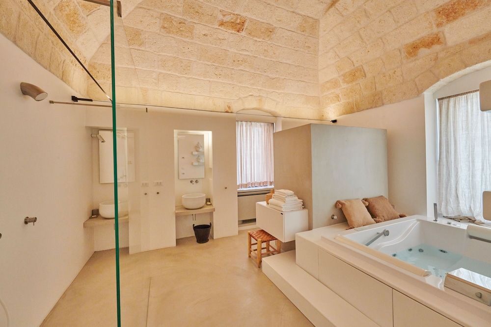 Musae Relais & Spa Deluxe Suite, Hot Tub, City View 3