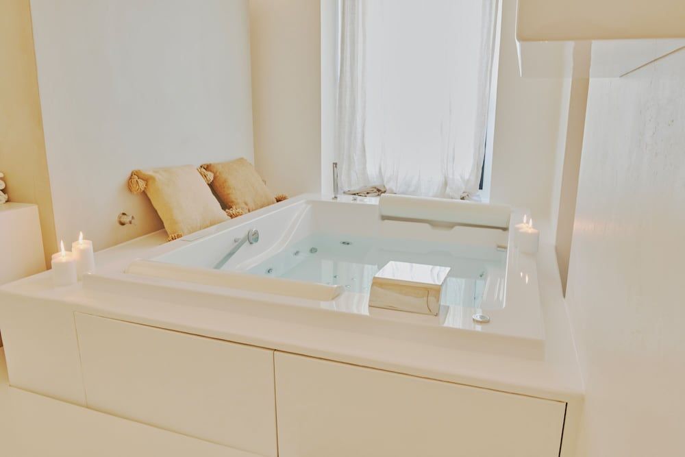 Musae Relais & Spa Deluxe Suite, Hot Tub, City View 9