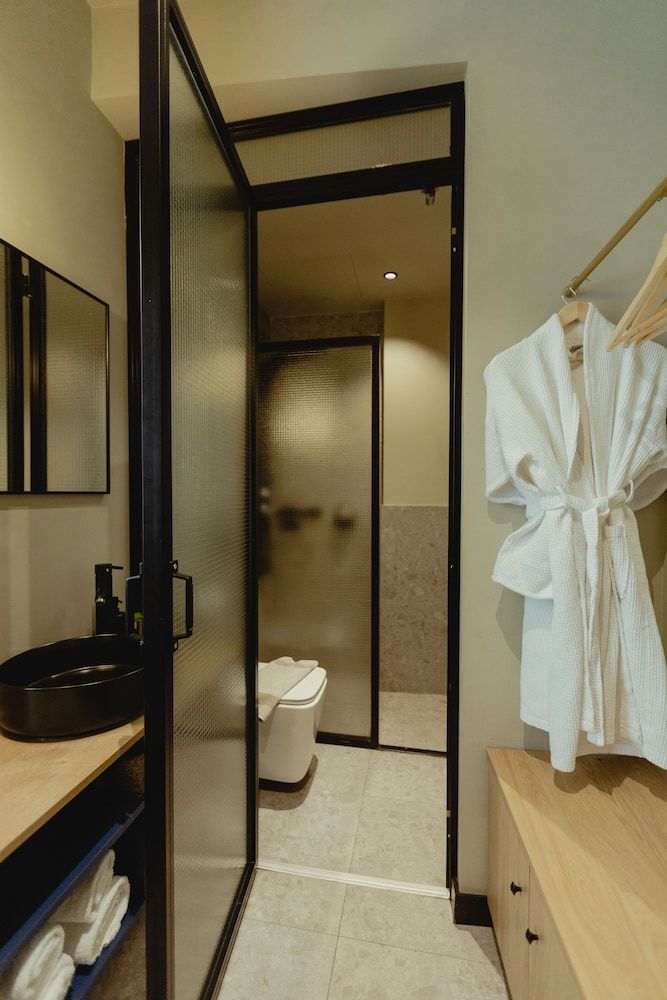 Metis Urbane Living Spaces Economy Double Room, 1 Queen Bed, Non Smoking (Skylight) 8