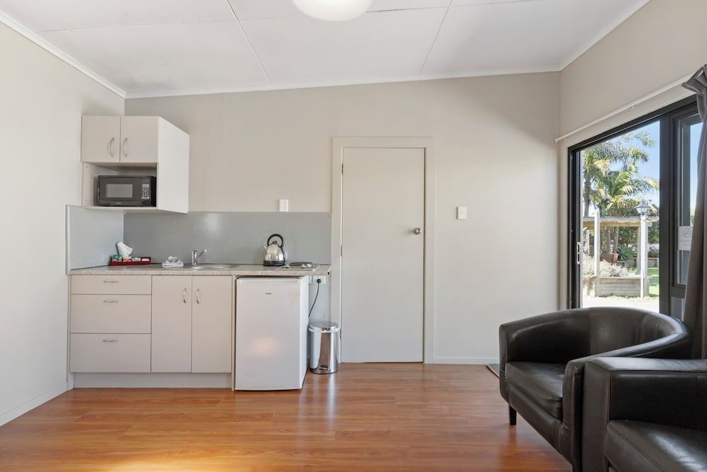 Comfort Inn Sunset Single Bedroom Garden Courtyard 4