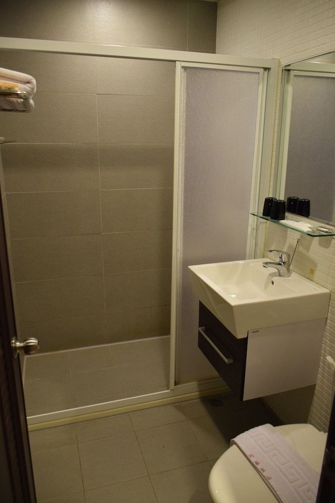 Home Full Hotel Economy Twin Room, 2 Twin Beds, Non Smoking 2