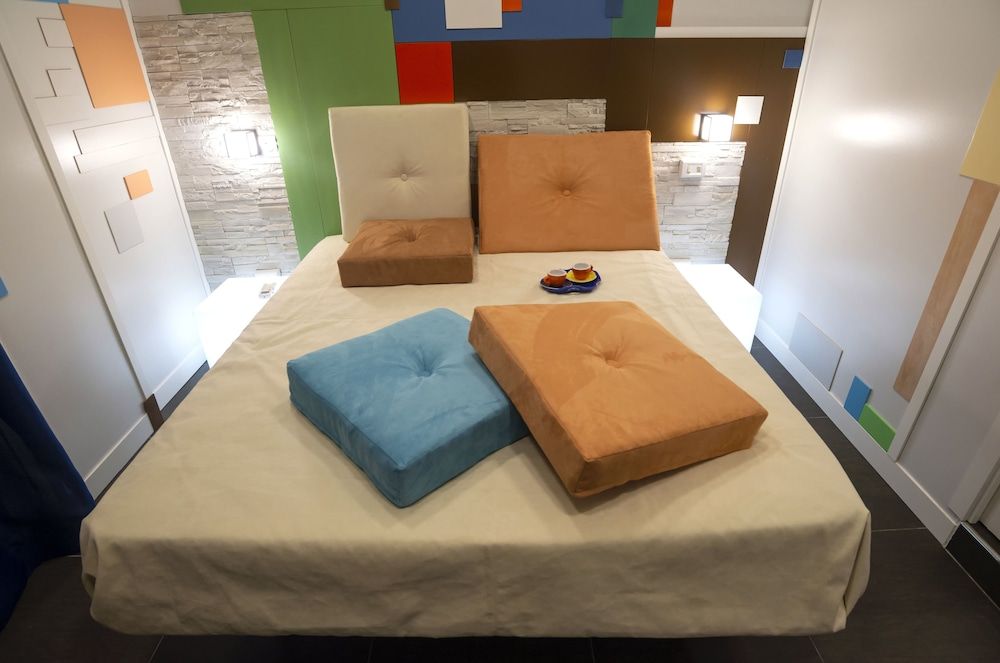 Nives Bed and Breakfast Design Room (Futuristic) 2