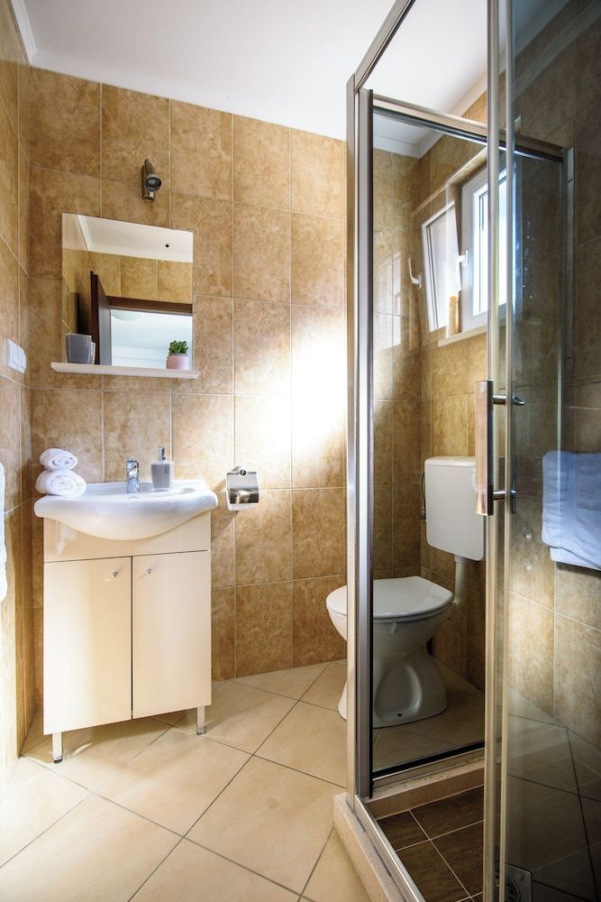 California Apartments II Comfort Studio Suite, Pool View 12