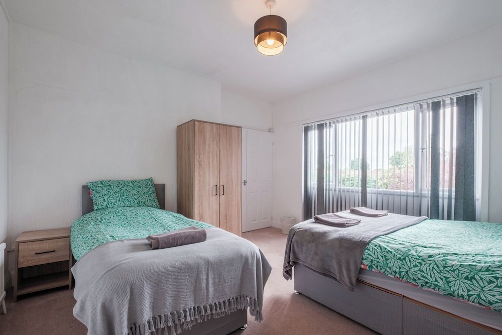 OYO The Pickering Park Standard Twin Room, 2 Twin Beds (Shared Bathoom) 3