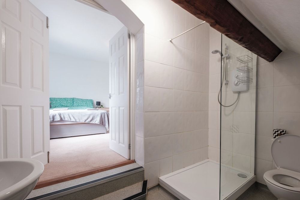 OYO The Pickering Park Standard Twin Room, 2 Twin Beds (Shared Bathoom) 9