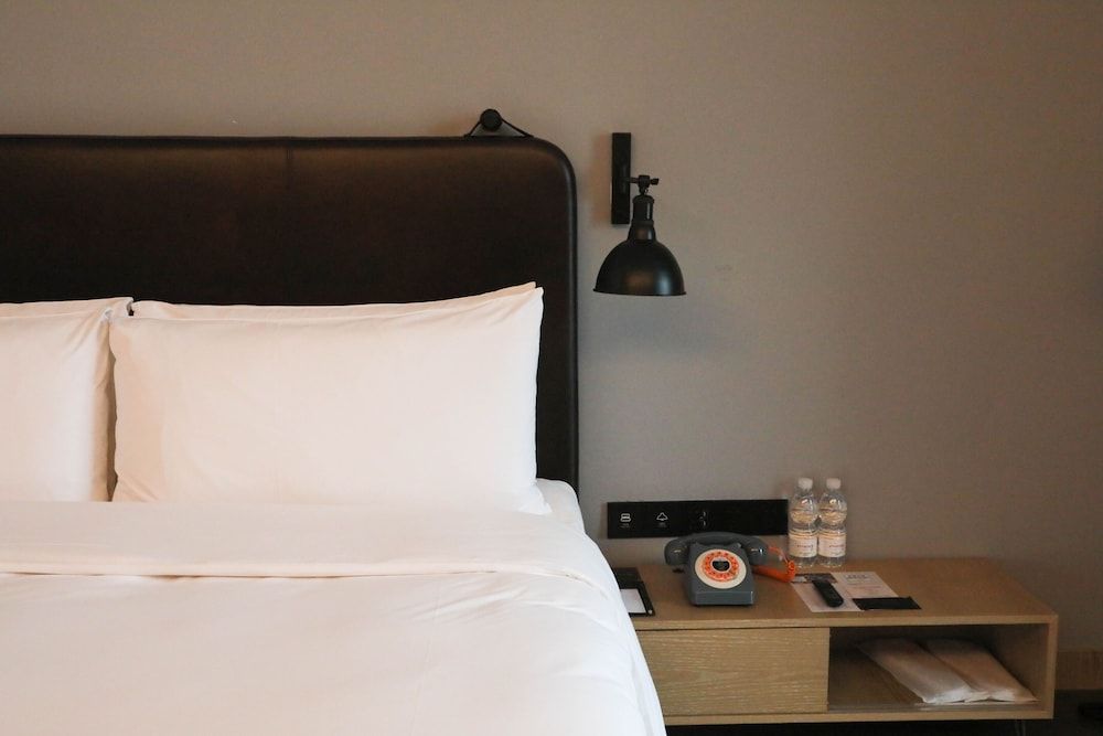 Moxy Shenzhen North Station Room, 1 King Bed, City View 3
