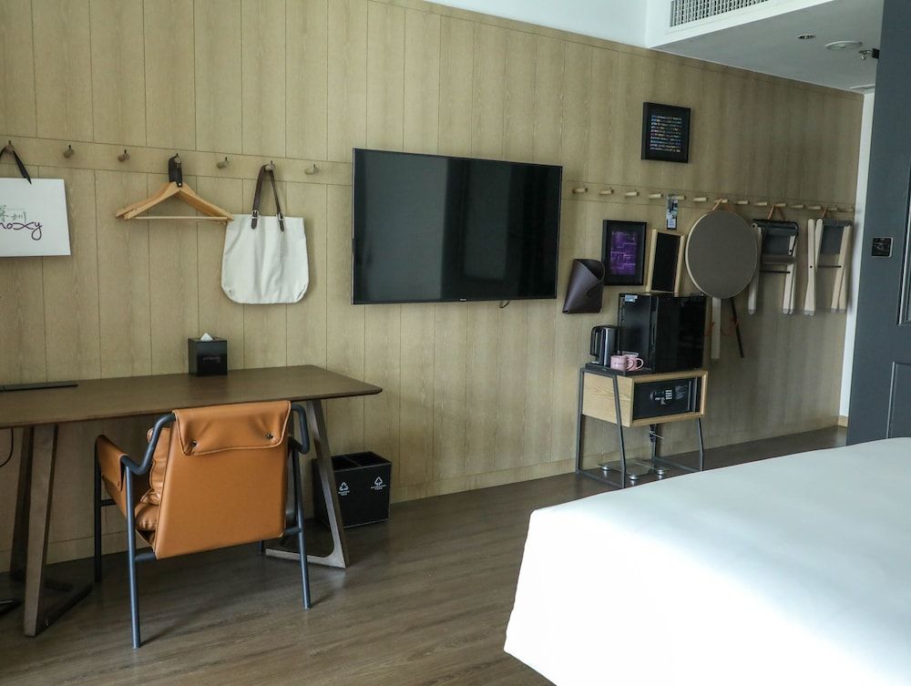Moxy Shenzhen North Station Room, 1 King Bed, City View 10
