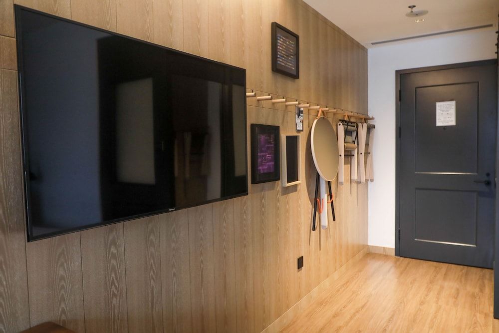 Moxy Shenzhen North Station Room, 1 King Bed, City View 11