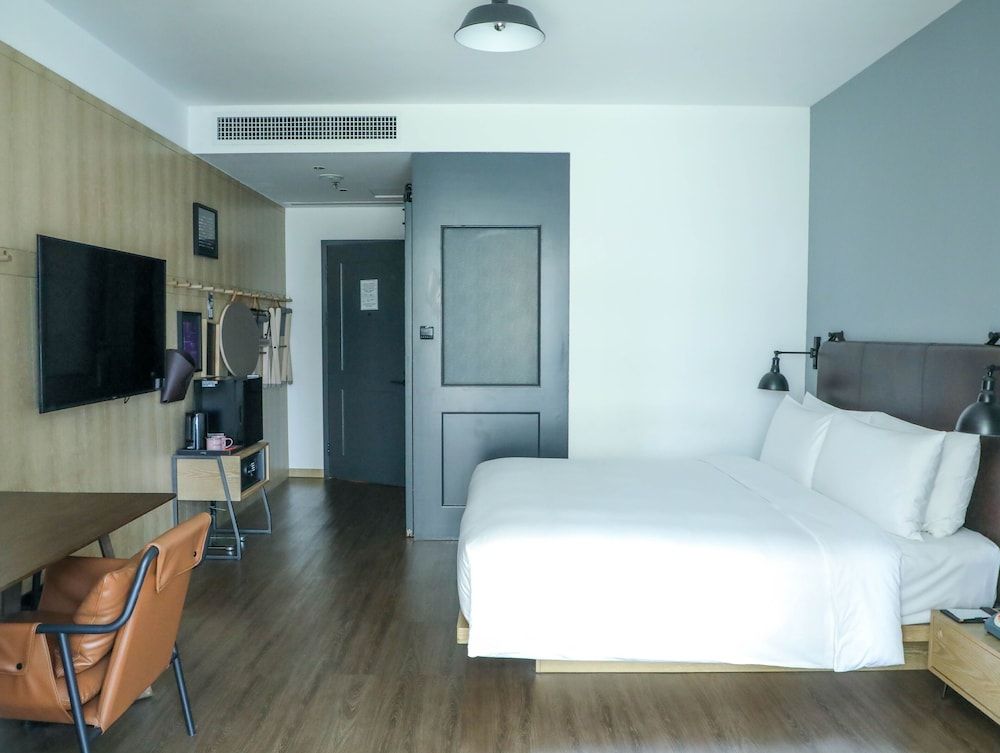 Moxy Shenzhen North Station Room, 1 King Bed, City View 2