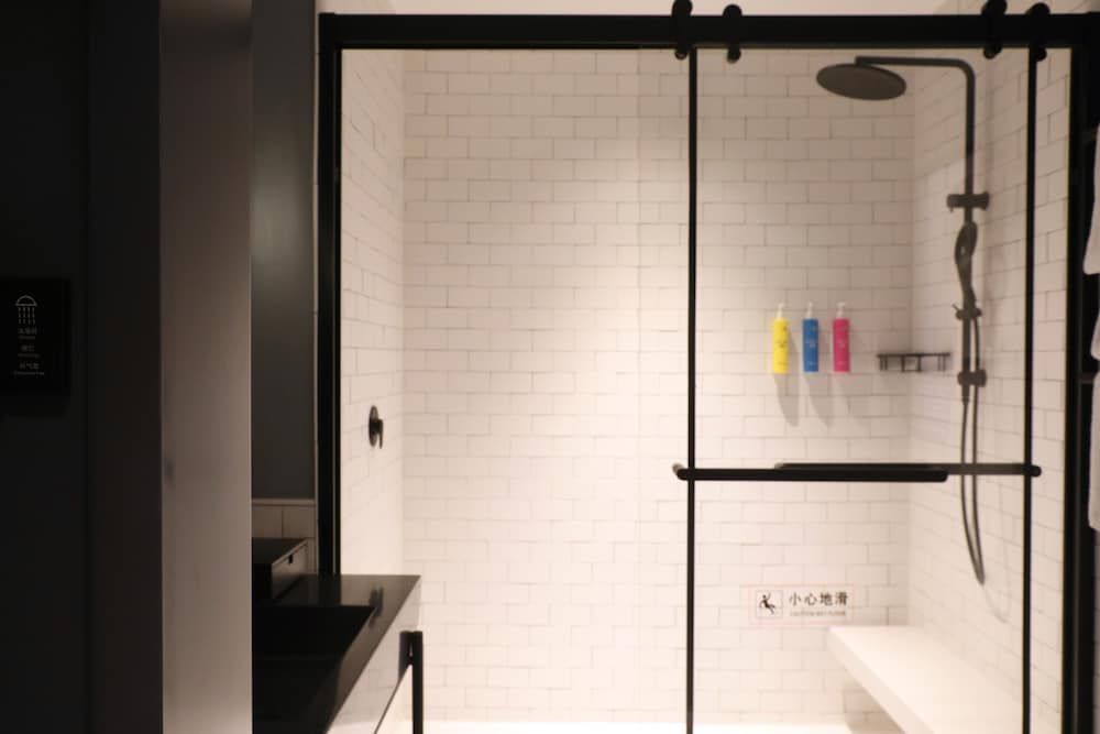 Moxy Shenzhen North Station Room, 1 King Bed, City View 7