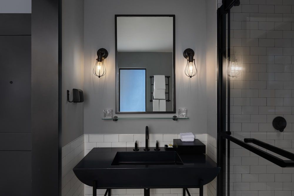 Moxy Shenzhen North Station Room, 1 King Bed, City View 6