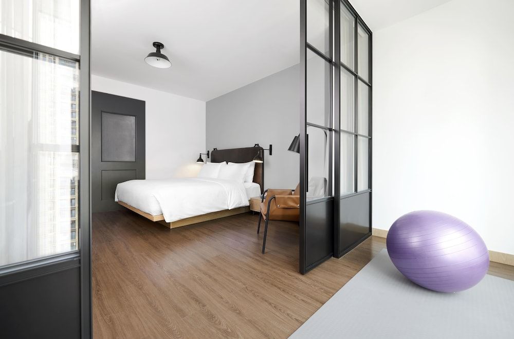 Moxy Shenzhen North Station Room, 1 King Bed, City View 5