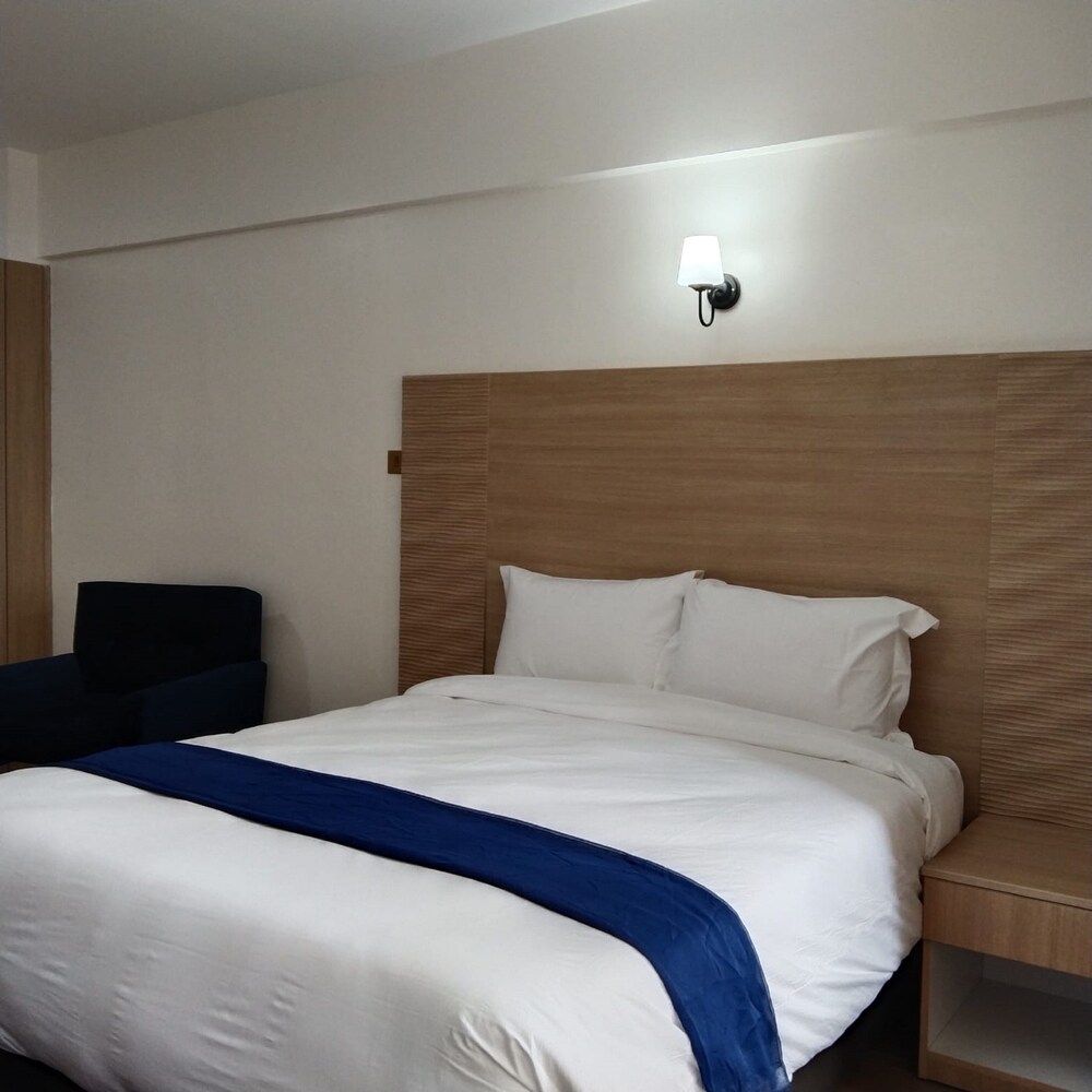 undefined Hays Suites 7