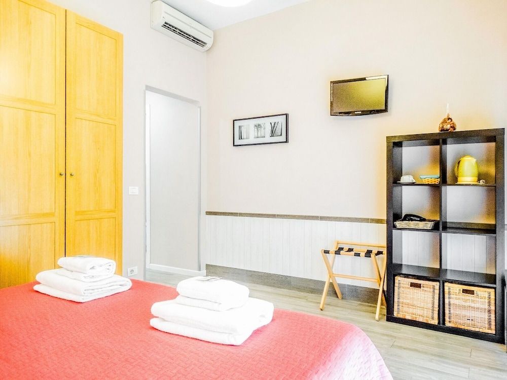 Il Giglio Guest House Deluxe Triple Room, Ensuite, City View 13
