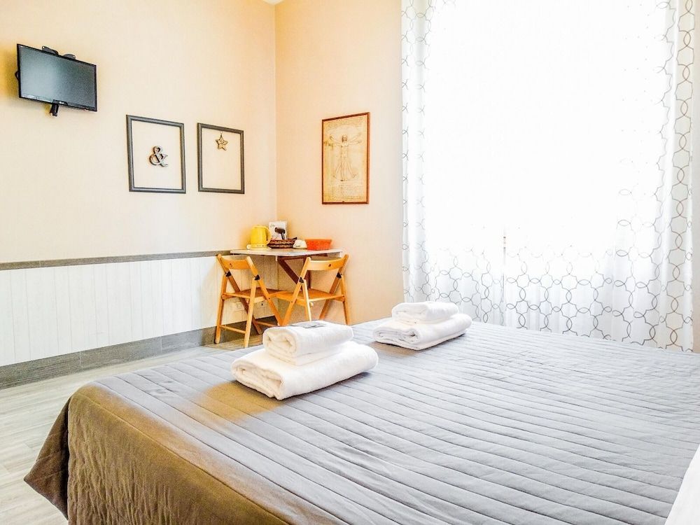 Il Giglio Guest House Comfort Room, Multiple Bedrooms, Private Bathroom, Courtyard View 6