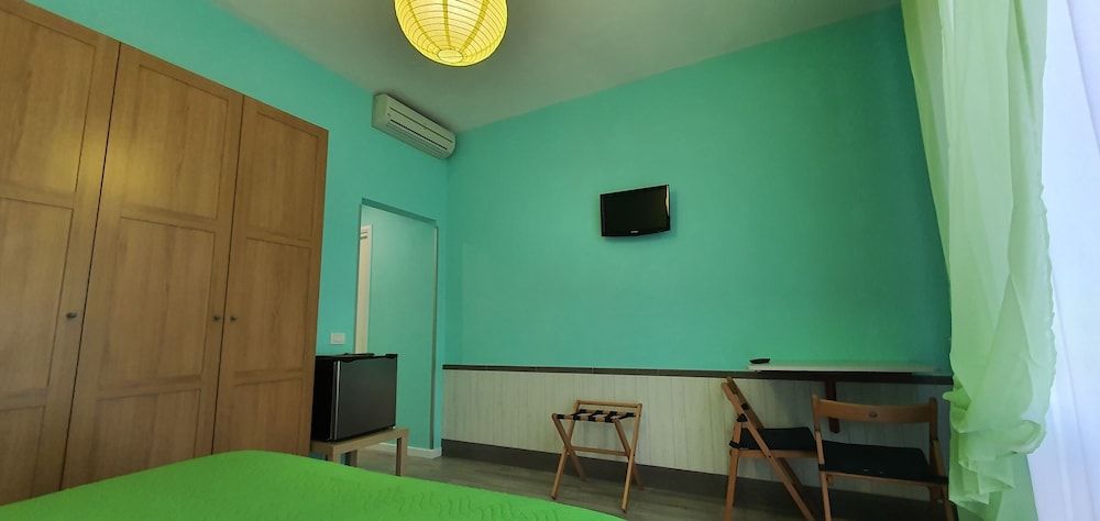 Il Giglio Guest House Deluxe Triple Room, Ensuite, City View 11