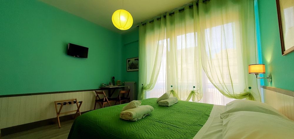 Il Giglio Guest House Deluxe Triple Room, Ensuite, City View 2