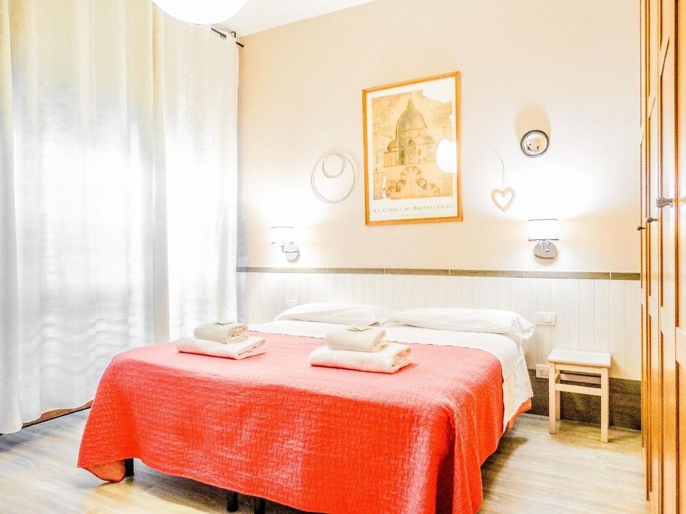 Il Giglio Guest House Deluxe Triple Room, Ensuite, City View 6