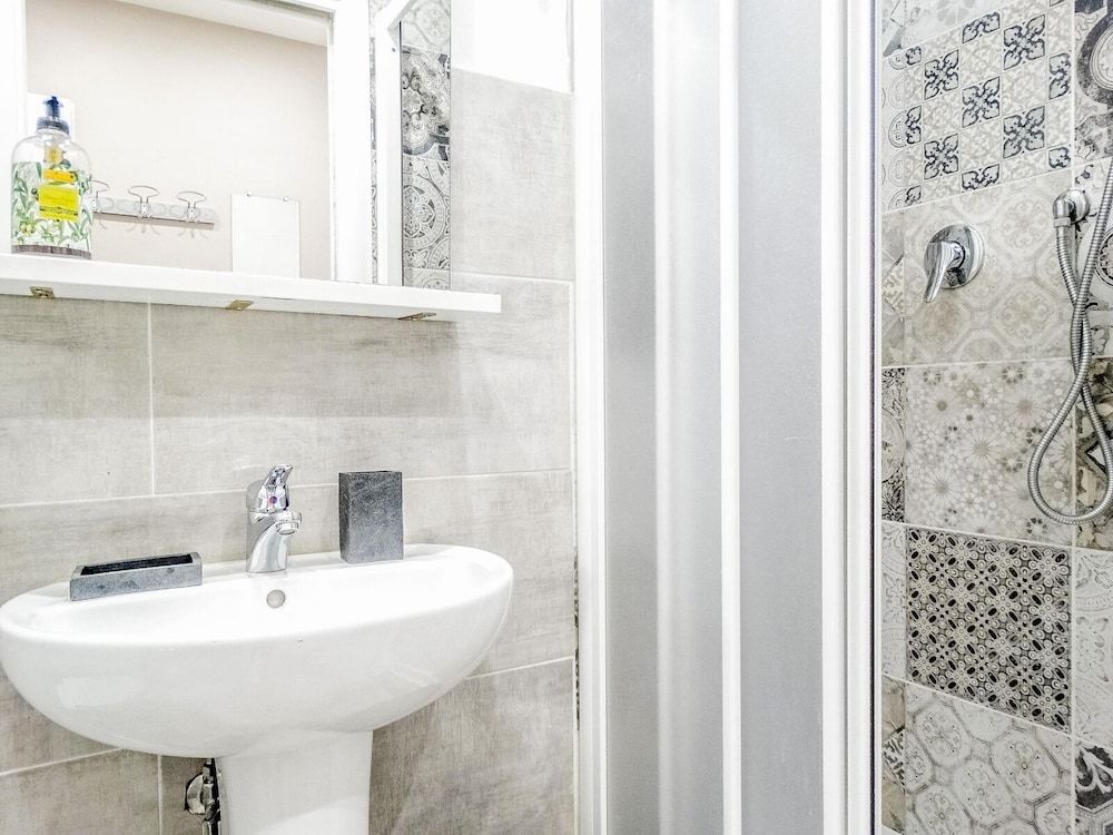 Il Giglio Guest House Deluxe Triple Room, Ensuite, City View 10