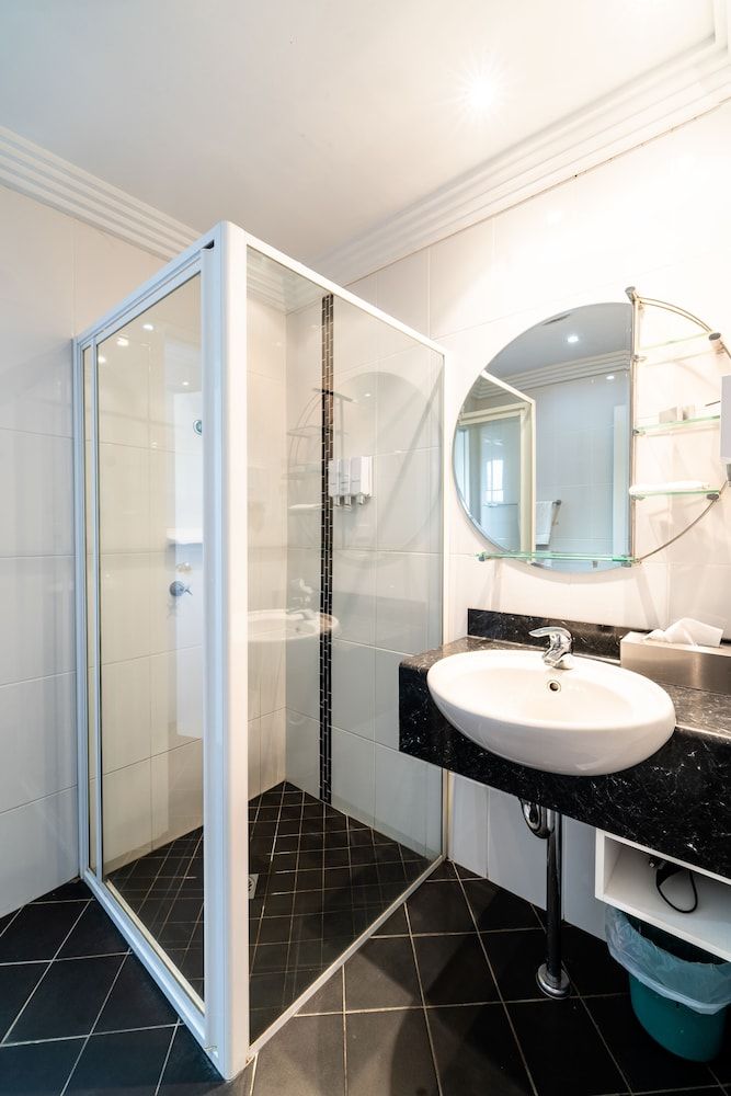 Parkes International Motor Inn Twin room 4