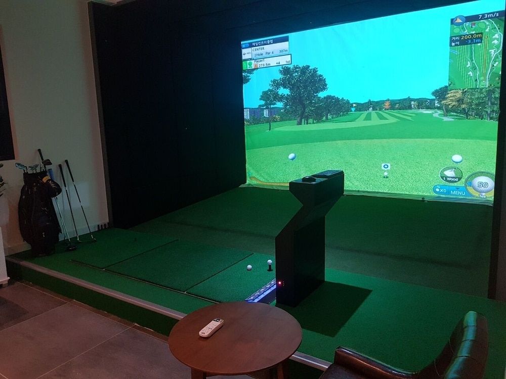 Indoor golf driving range