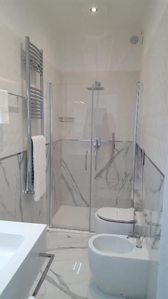 Hotel Presidente Deluxe Room 8