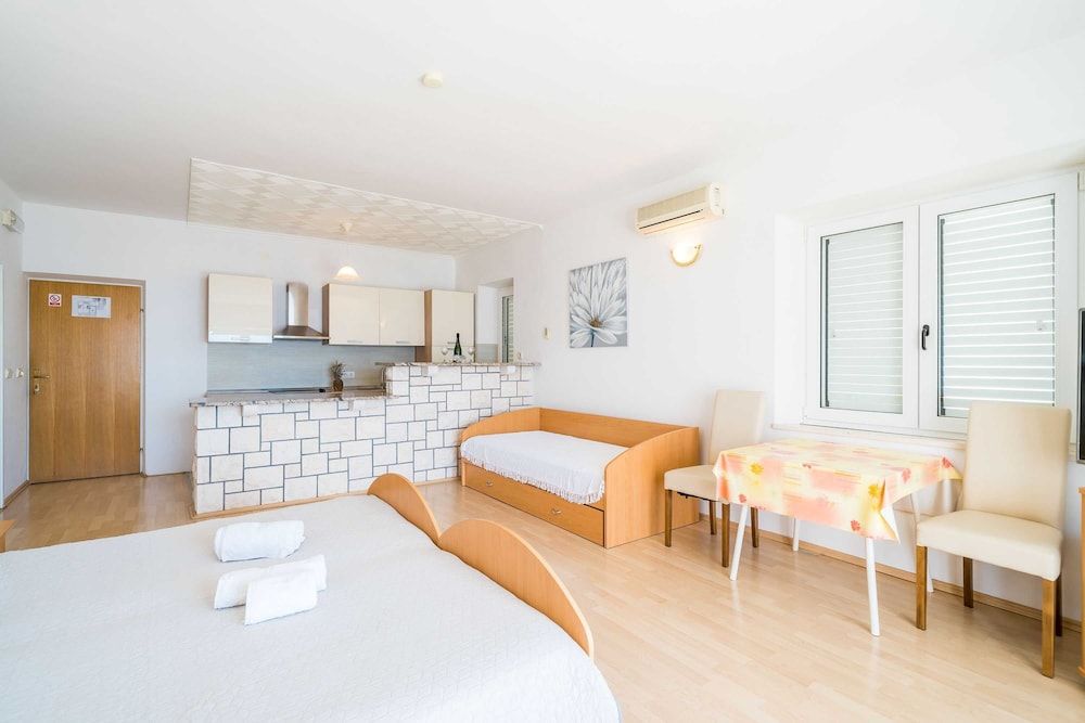 Studio (Studio Apartment with Balcony)