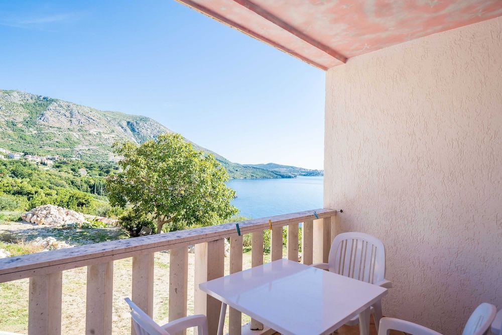 Apartment (1 Bedroom Apt with Balcony n Sea View)