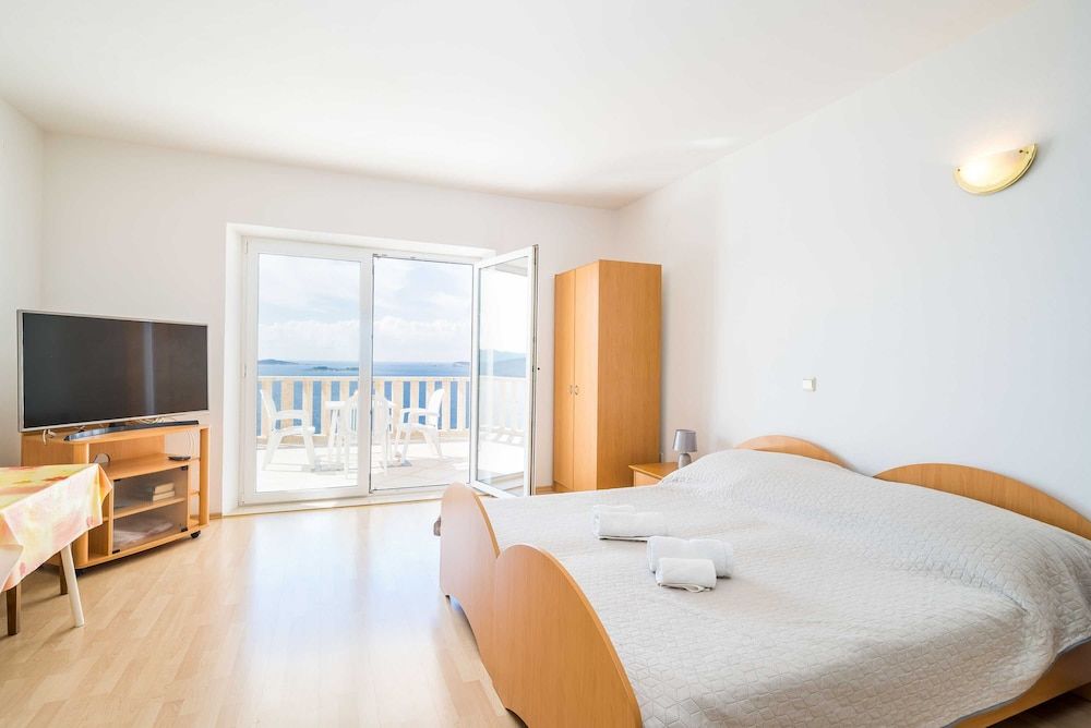 Studio (Studio Apartment with Balcony)