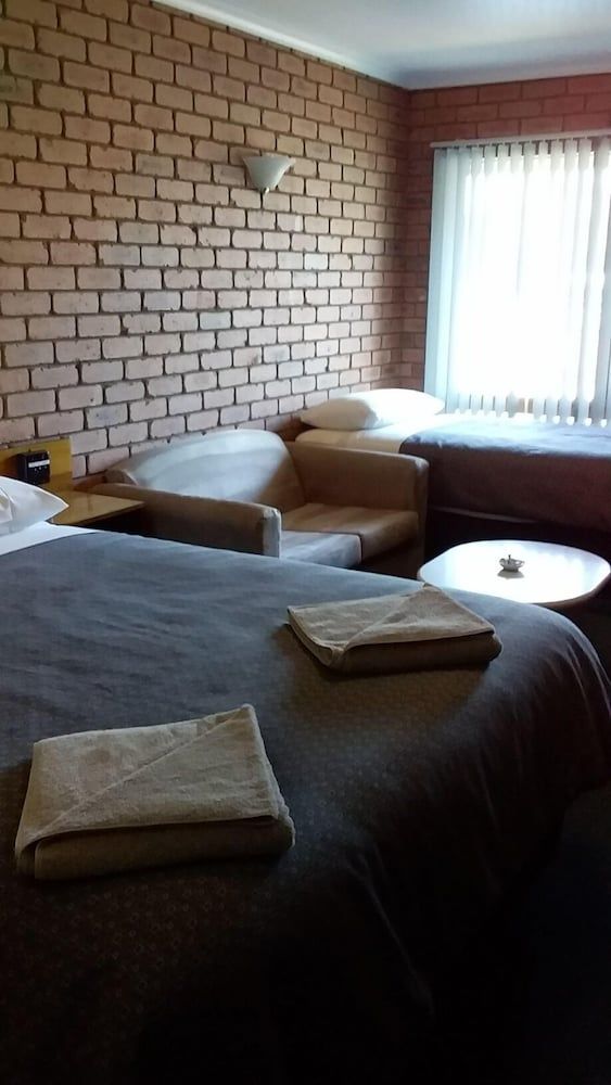 Regency Court Motel Classic Twin Room 2