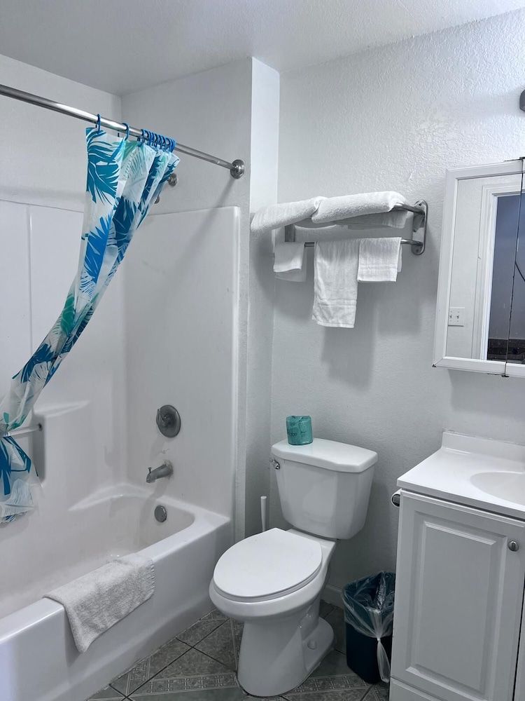 OYO Garden Inn and Suites Pearsall I-35 East Premium Room, 1 King Bed, Kitchenette 4