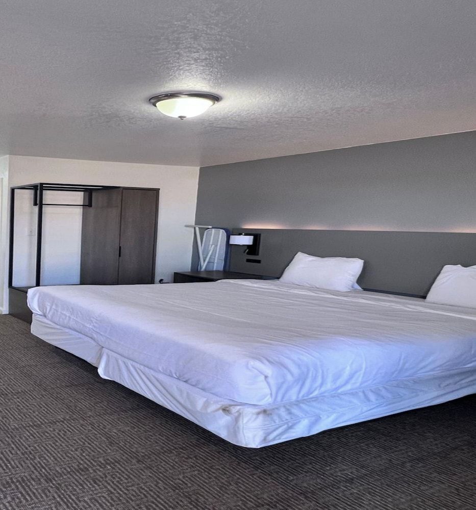 OYO Garden Inn and Suites Pearsall I-35 East Premium Room, 1 King Bed, Kitchenette 3