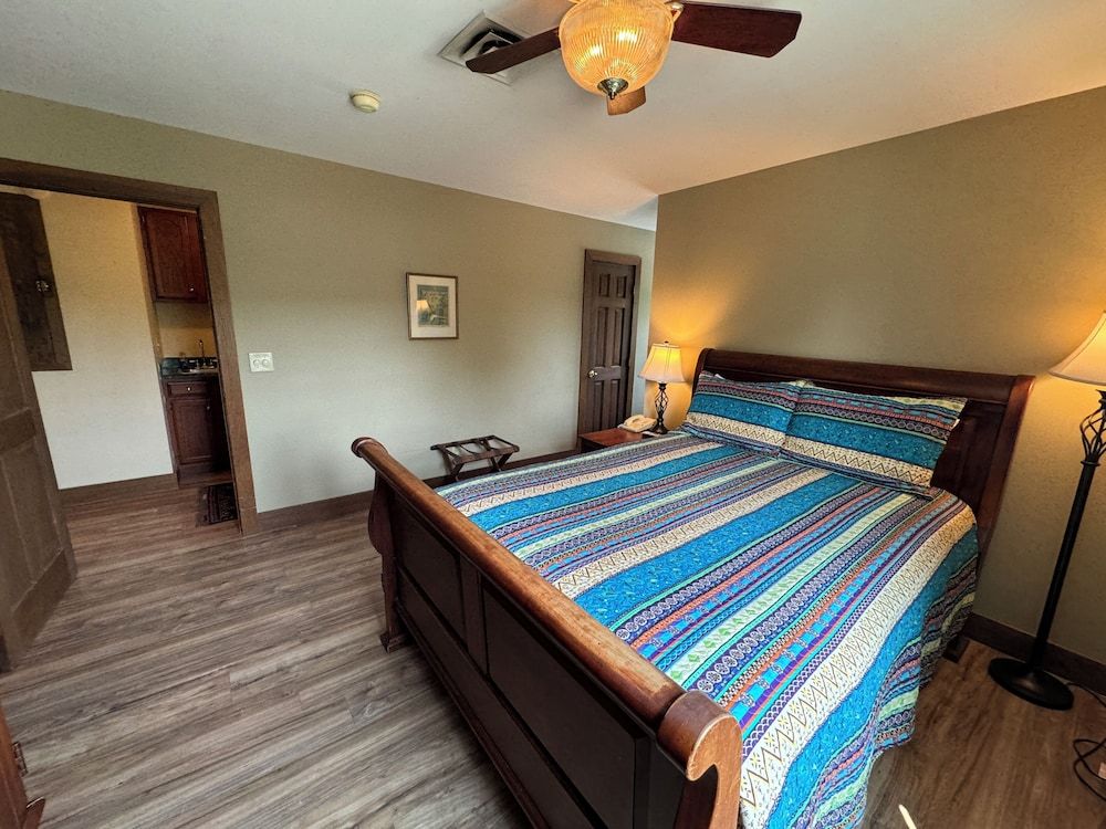 Artists Colony Inn