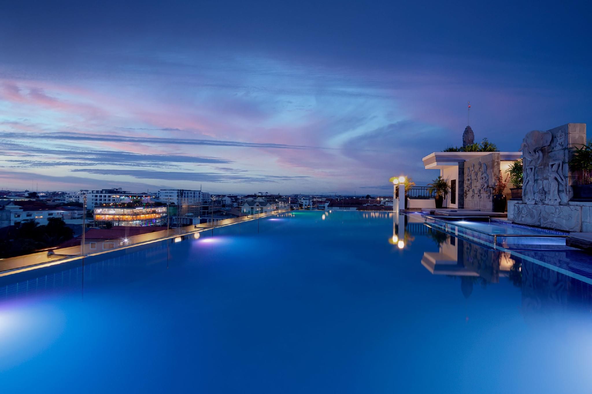 swimming pool [outdoor]